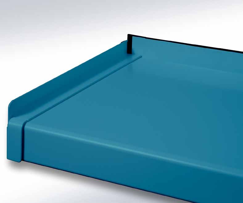 Niebieski aluminiowy parapet zewnętrzny z założoną boczną zaślepką i krawędzią zagiętą w dół